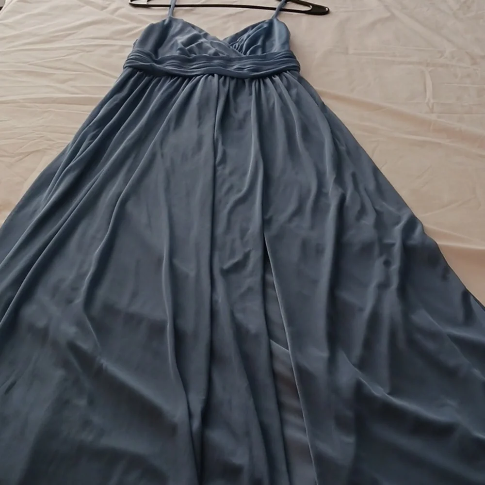 Gown - Picture 1 of 5